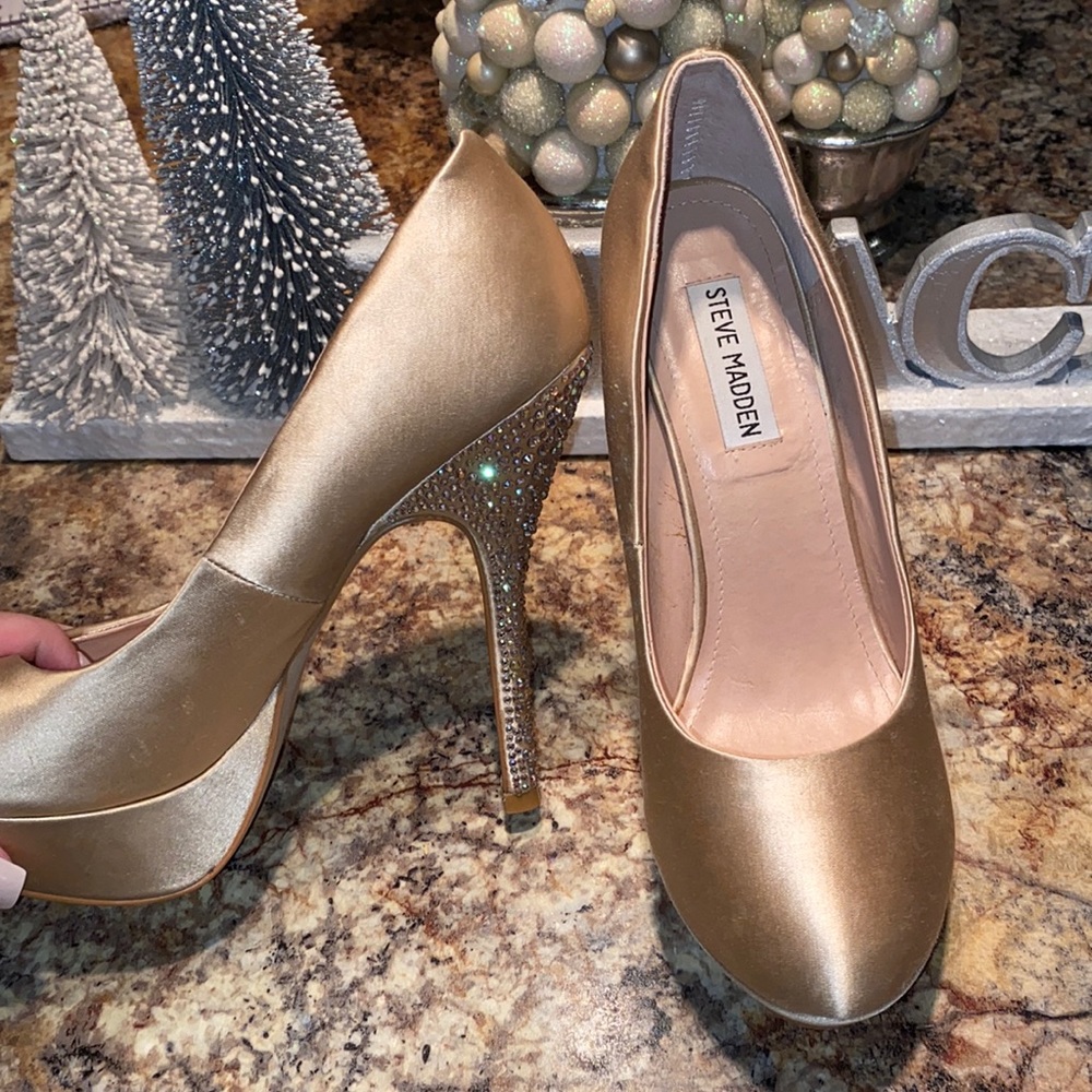 Gold Sparkly Steve Madden Heels!